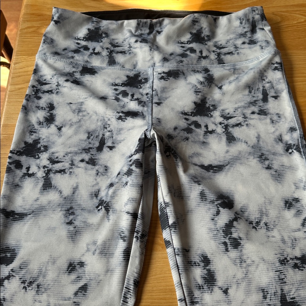 VOGO Athletica White & Black distressed Patterned Legging capris